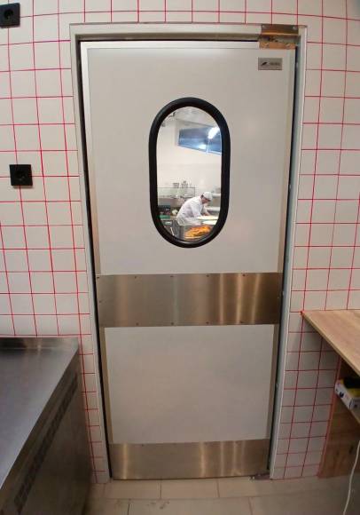 Маятниковая дверь одностворчатая МДО(ОН)-890.2100 рама внутри проема,овальное окно,отбойники Маятниковая дверь одностворчатая МДО(ОН)-890.2100 рама внутри проема,овальное окно,отбойники