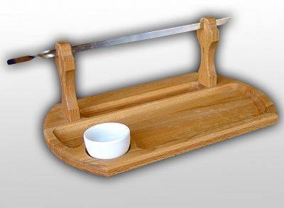 Блюдо для подачи шашлыка 400х260х30мм бук, с подставкой под шампур, соусником Б081