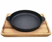 Сковорода порц. d=18 см. h=3 см. чугун. с 2 ручками на дерев. подставке /1/6/ Сковорода порц. d=18 см. h=3 см. чугун. с 2 ручками на дерев. подставке /1/6/